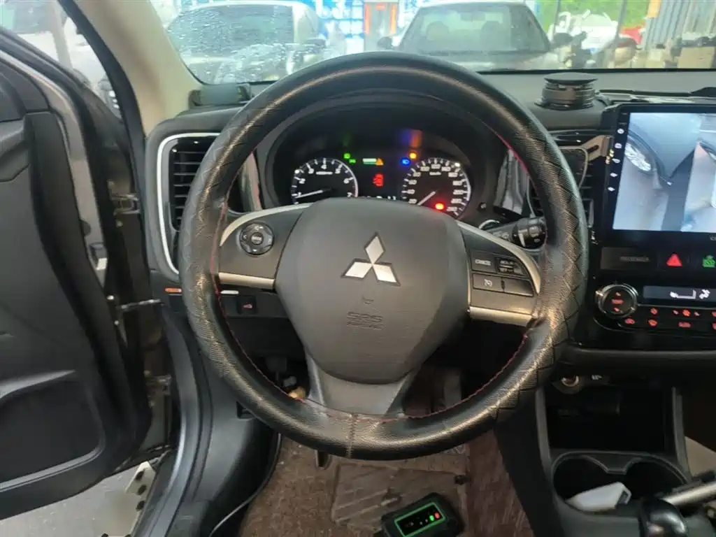 Mitsubishi Outlander (Import) 2014 2.4L 4WD Luxury Value Edition 7-seater фото 11