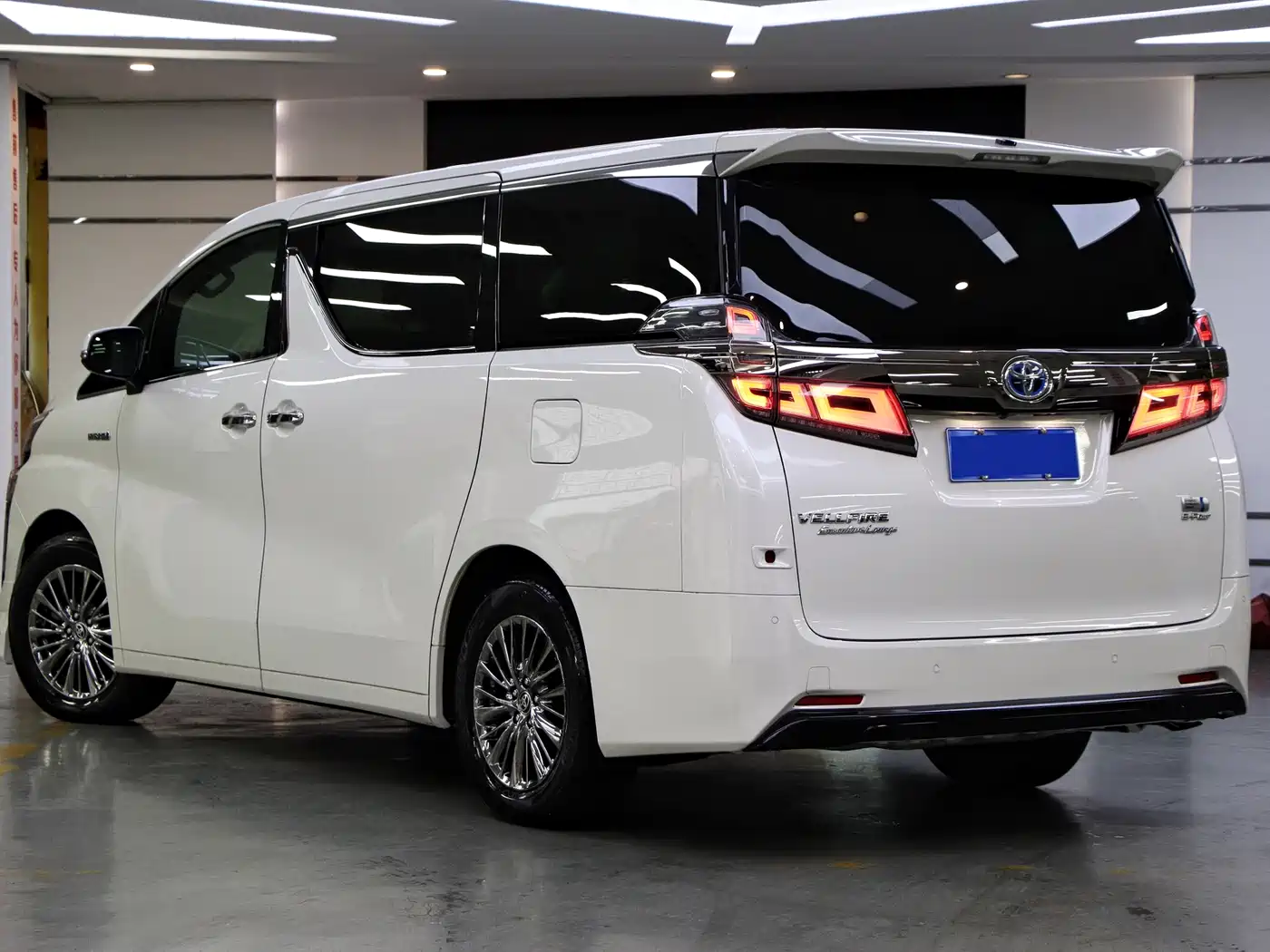 Toyota Vellfire 2019 Hybrid 2.5L HV Premium Edition фото 4