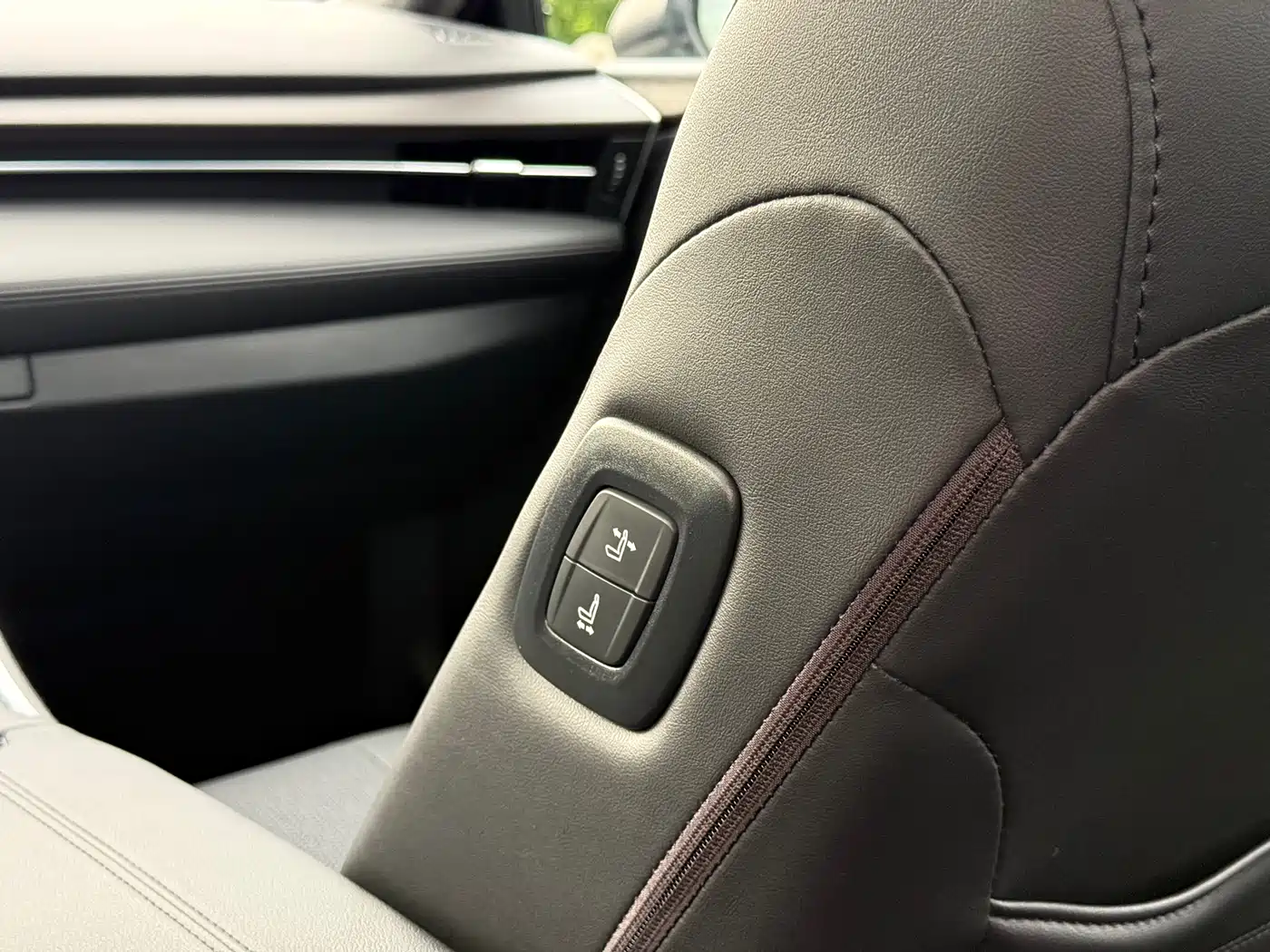 Toyota Avalon 2023 2.0L XLE Premium Edition фото 13