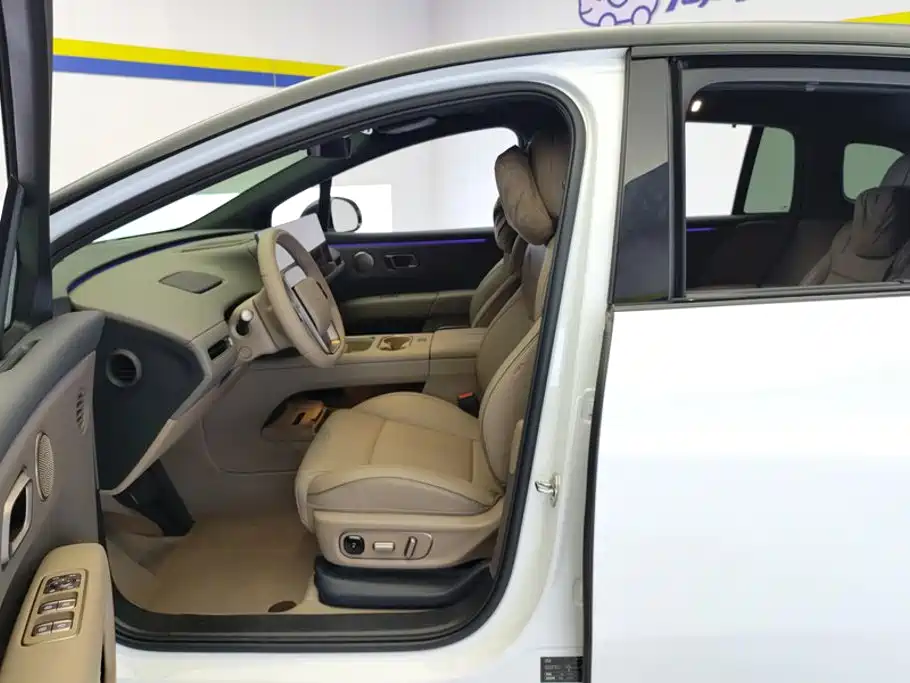 Фото 9 - Li Auto i6