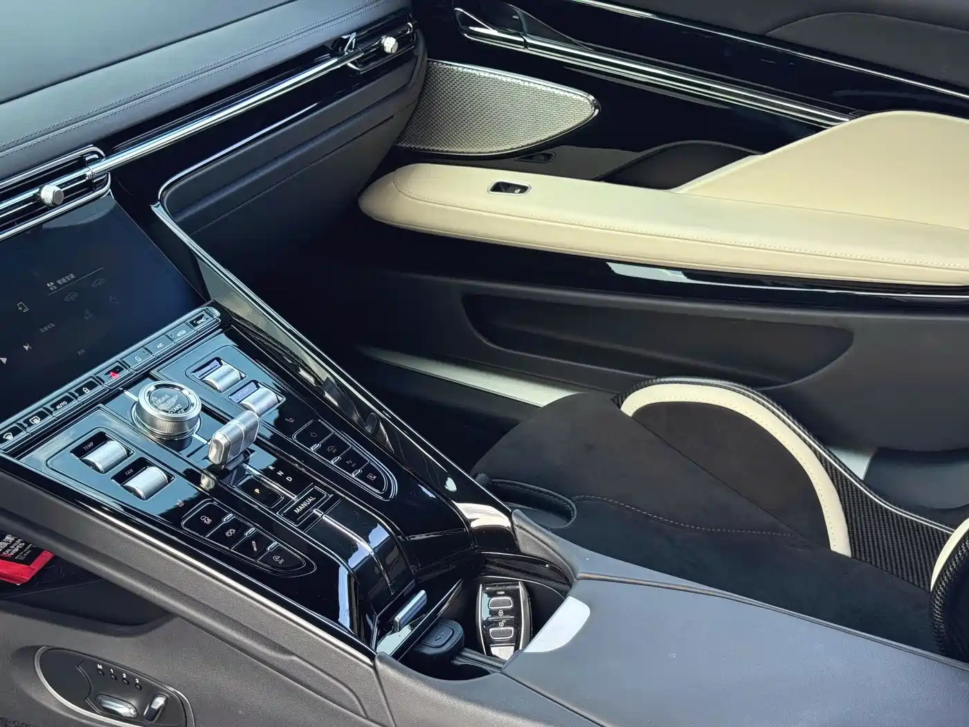 Aston Martin DB12 2023 4.0T V8 Coupe фото 10