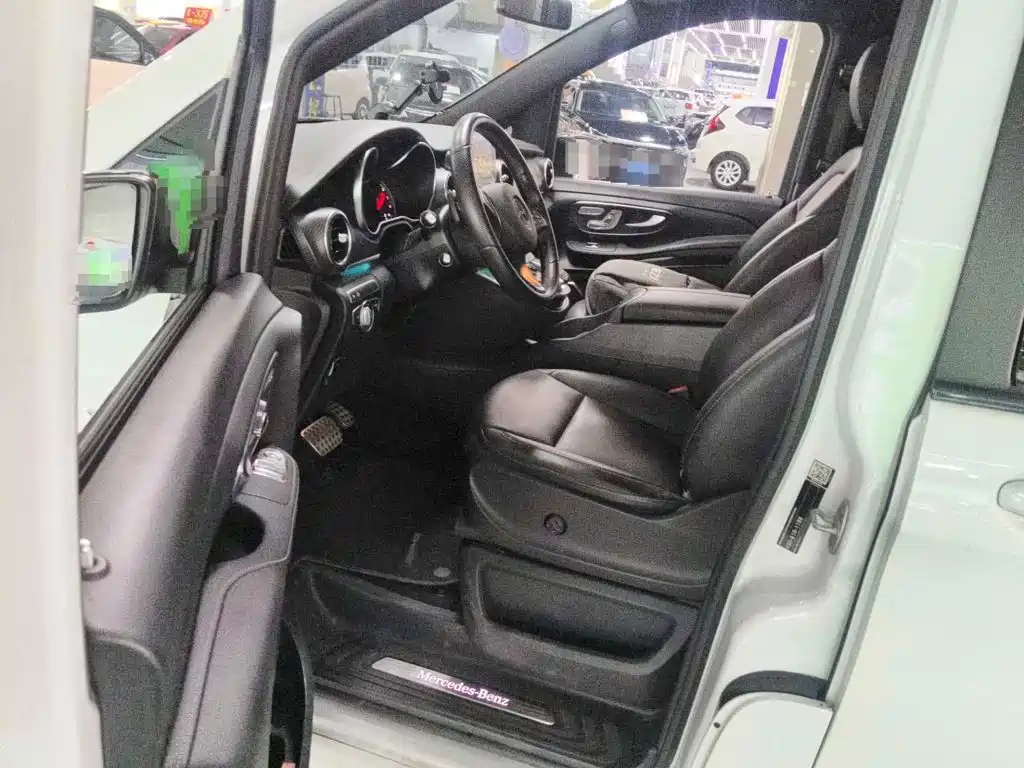 Photo 8 - Mercedes-Benz V-Class