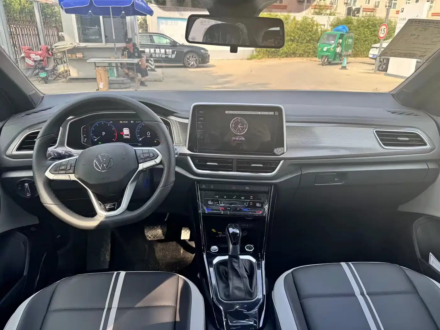 Volkswagen T-ROC 2026 2025 300TSI DSG 2WD Dawn Edition