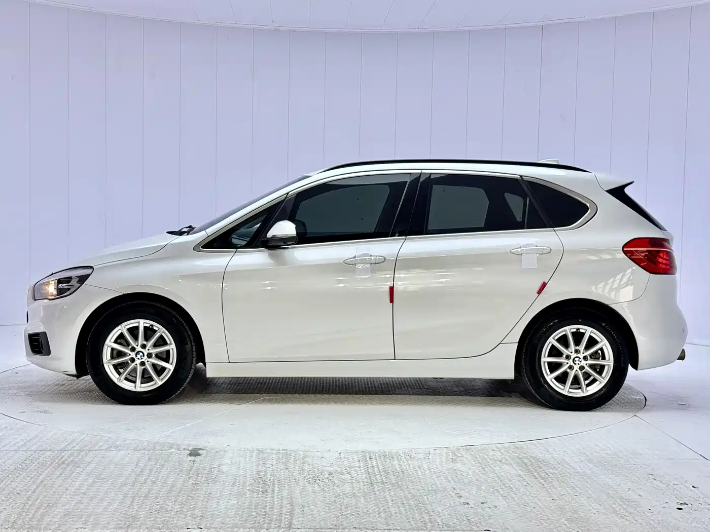 BMW 2 Series Touring 2016 218i Fashion Model фото 5