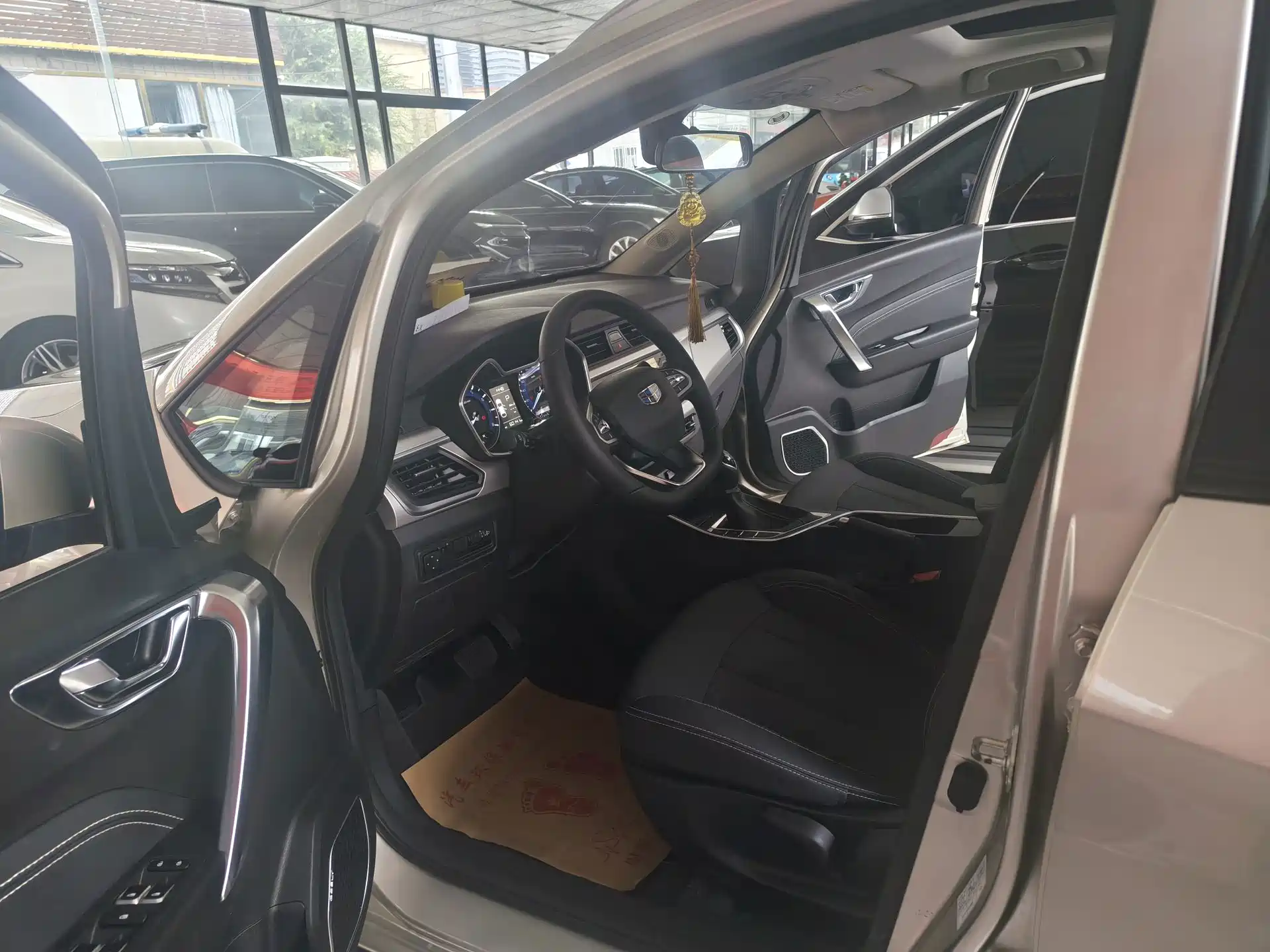 Фото 10 - Geely Vision X3