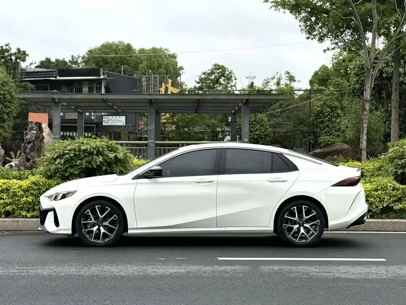 GAC Trumpchi Trumpchi Emkoo 2023 Shadow Leopard H High-Efficiency Hybrid фото 3