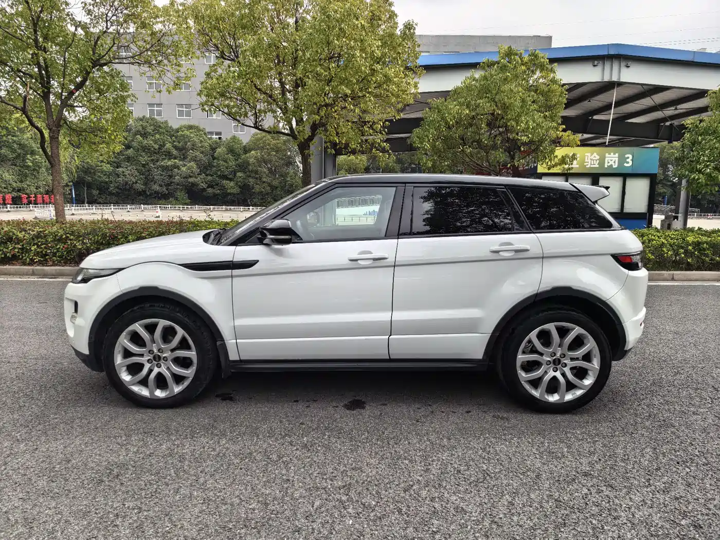 Land Rover Range Rover Evoque (Import) 2012 2.0T 5-door Premium Edition фото 3