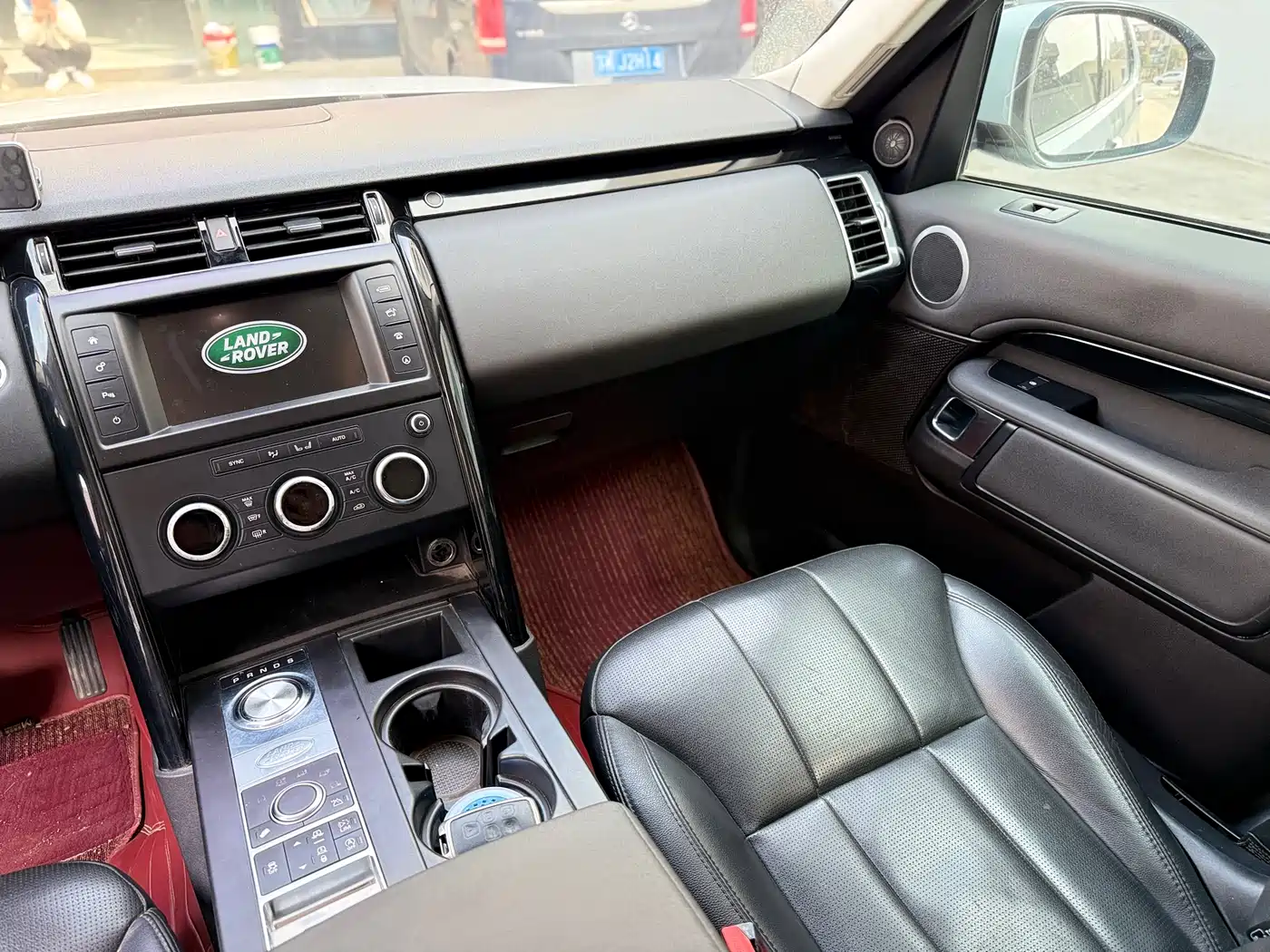 Land Rover Discovery 2017 3.0 SC V6 SE фото 15