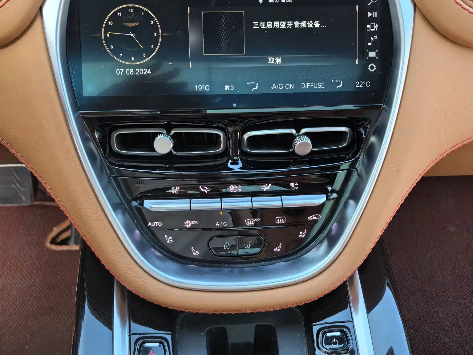 Фото 10 - Aston Martin DBX