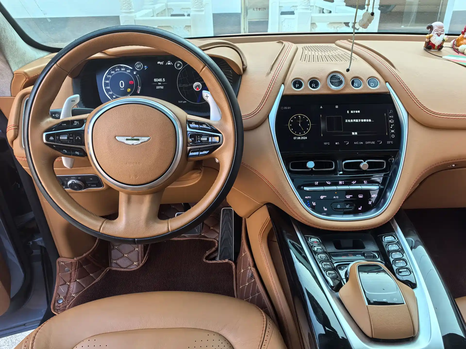 Фото 37 - Aston Martin DBX