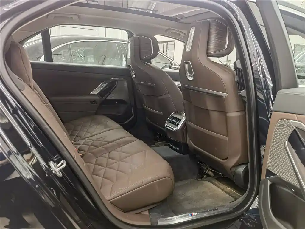 BMW 7 Series 2023 Model 740Li Leading M Sport Package фото 3