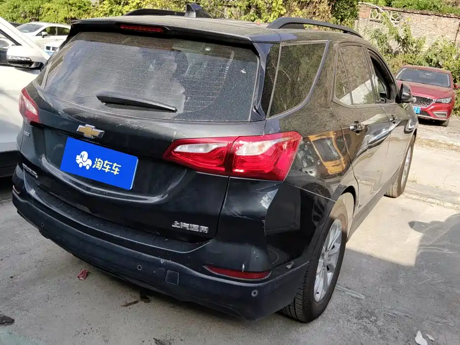 Photo 3 - Chevrolet Equinox