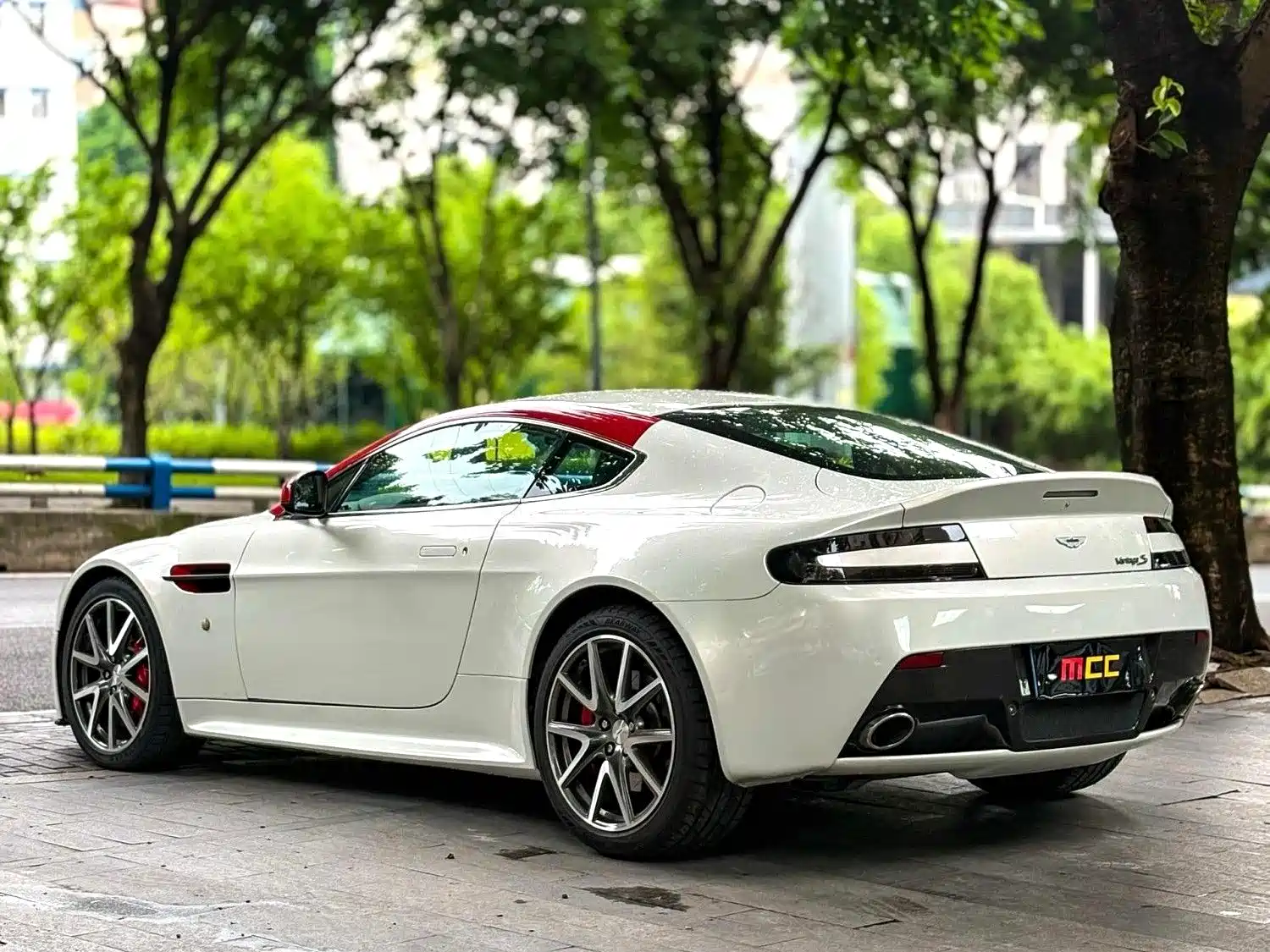 Photo 12 - Aston Martin Vantage