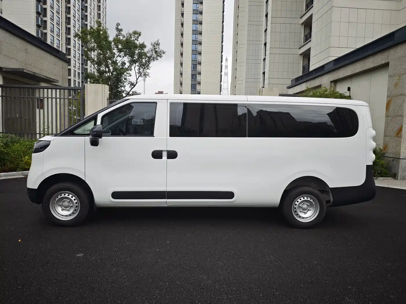 Maxus Dana V1 2026 2025 V1 Long Wheelbase Low Roof Cargo Version (50kWh)