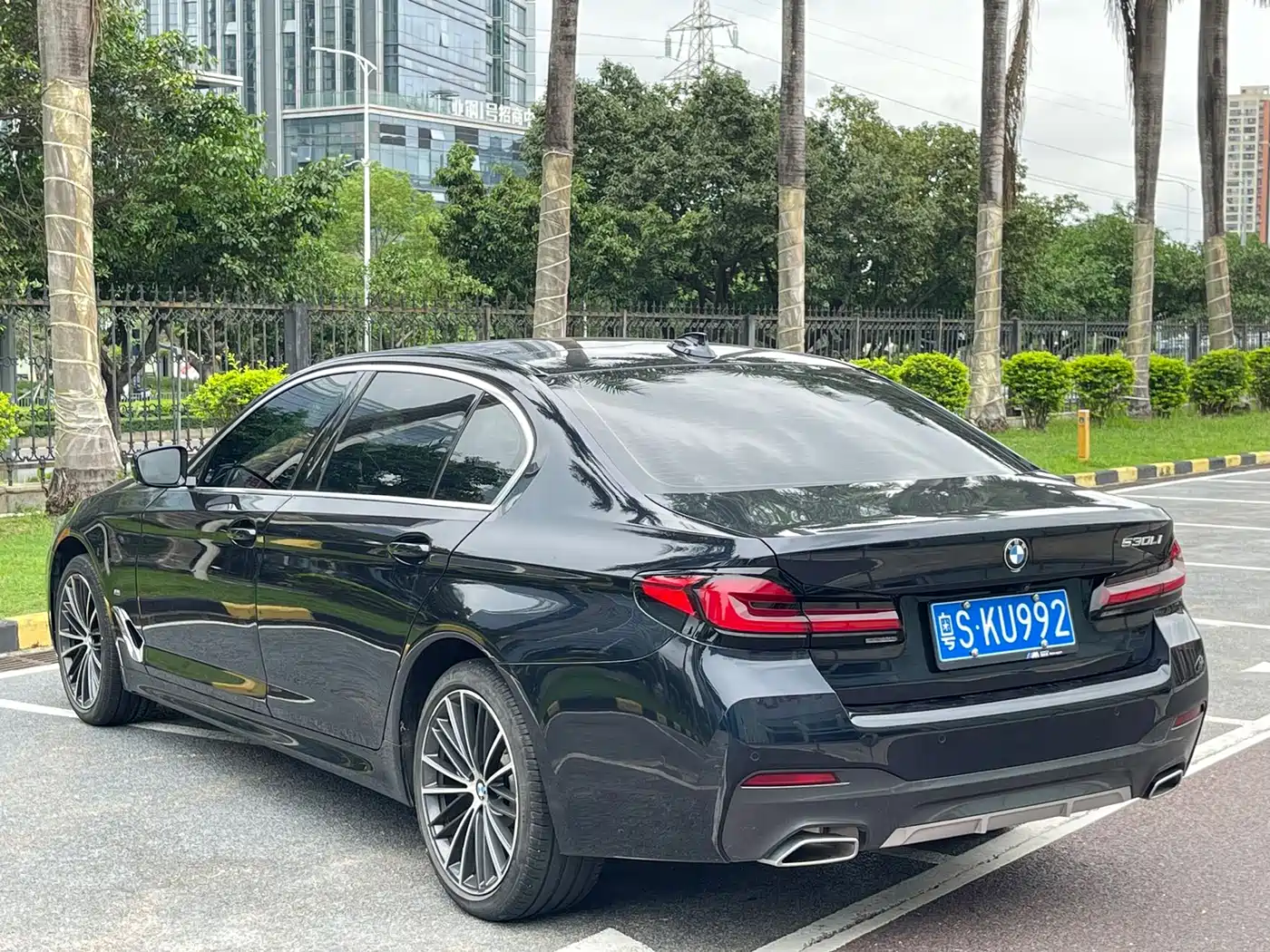 BMW 5 Series 2023 530Li Leading M Sport Package фото 12