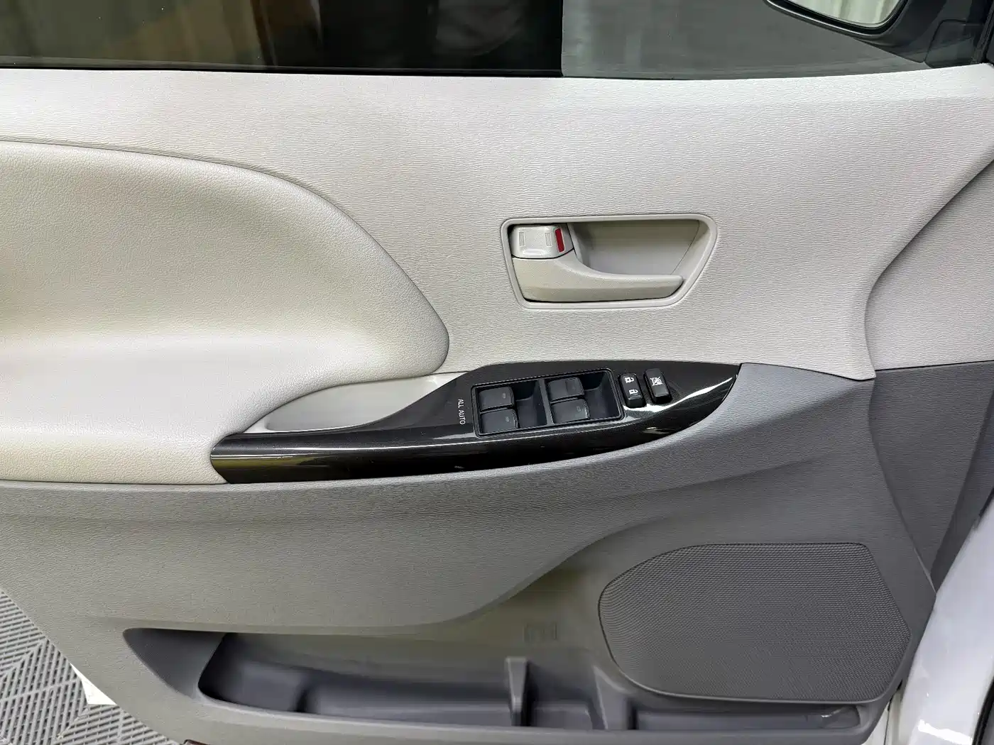 Toyota Sienna 2015 3.5L 2WD LE фото 18