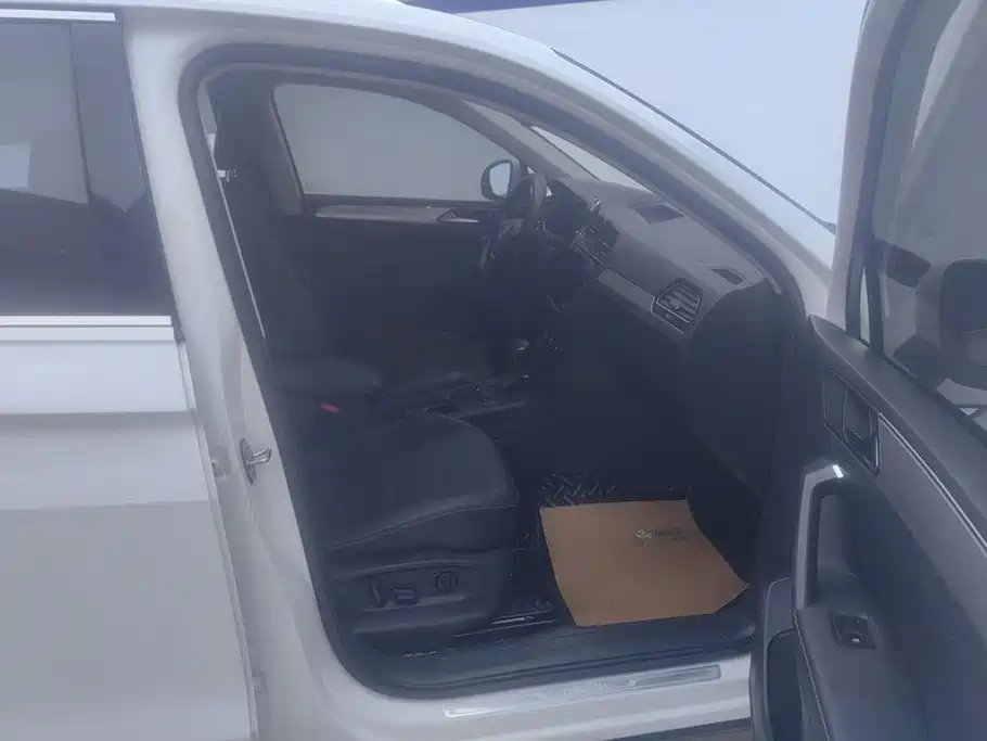 Photo 8 - Volkswagen Tiguan L