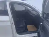 Photo 8 - Volkswagen Tiguan L