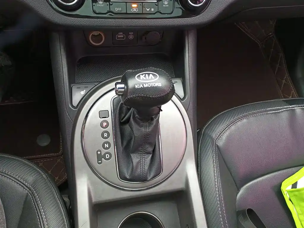 Kia Sportage 2015 2.0L Automatic 2WD DLX фото 6