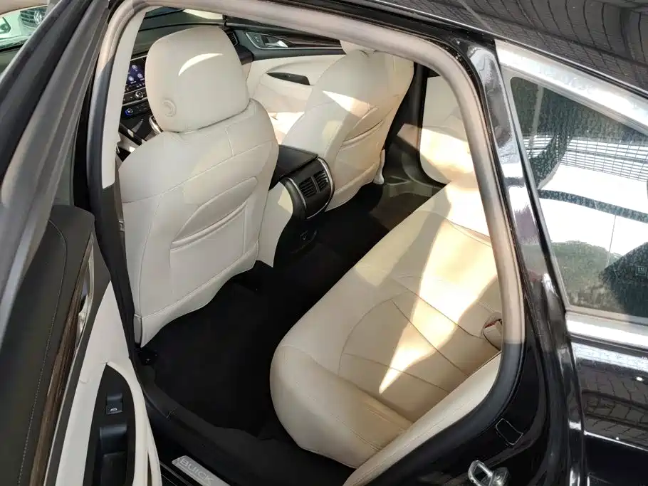 Photo 11 - Buick LaCrosse