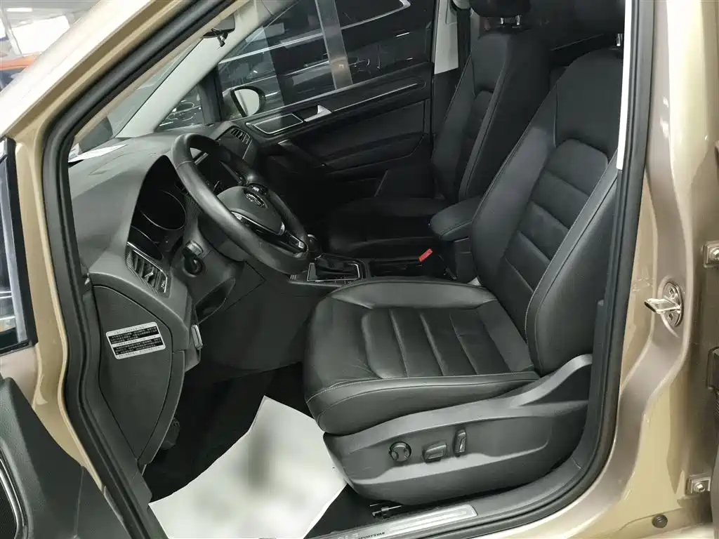Volkswagen Golf Sportsvan 2016 230TSI Automatic Luxury фото 15