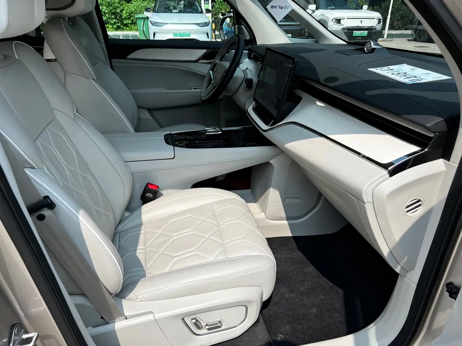 Фото 24 - Volvo EM90