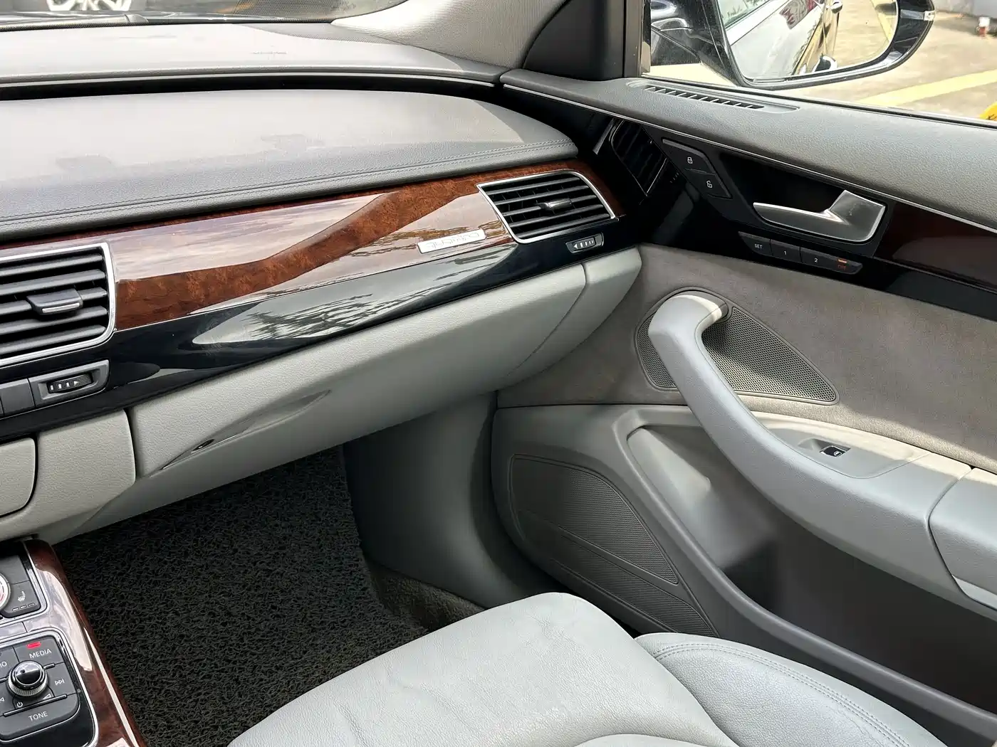 Фото 9 - Audi A8