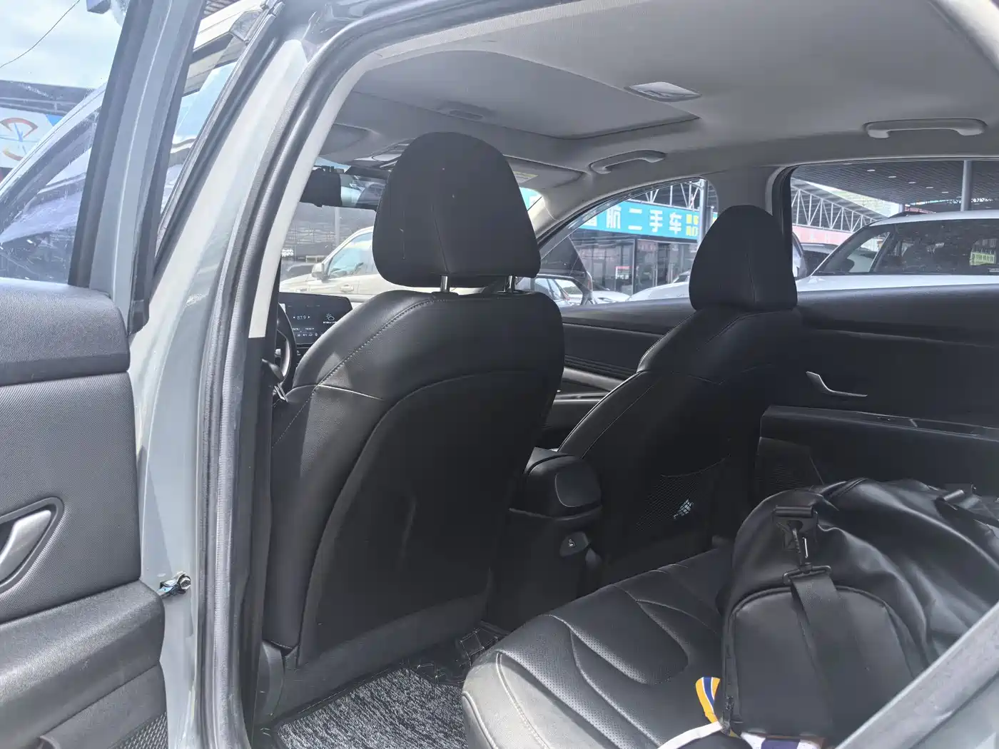 Hyundai Elantra 2021 1.5L CVT LUX Premium Edition фото 6