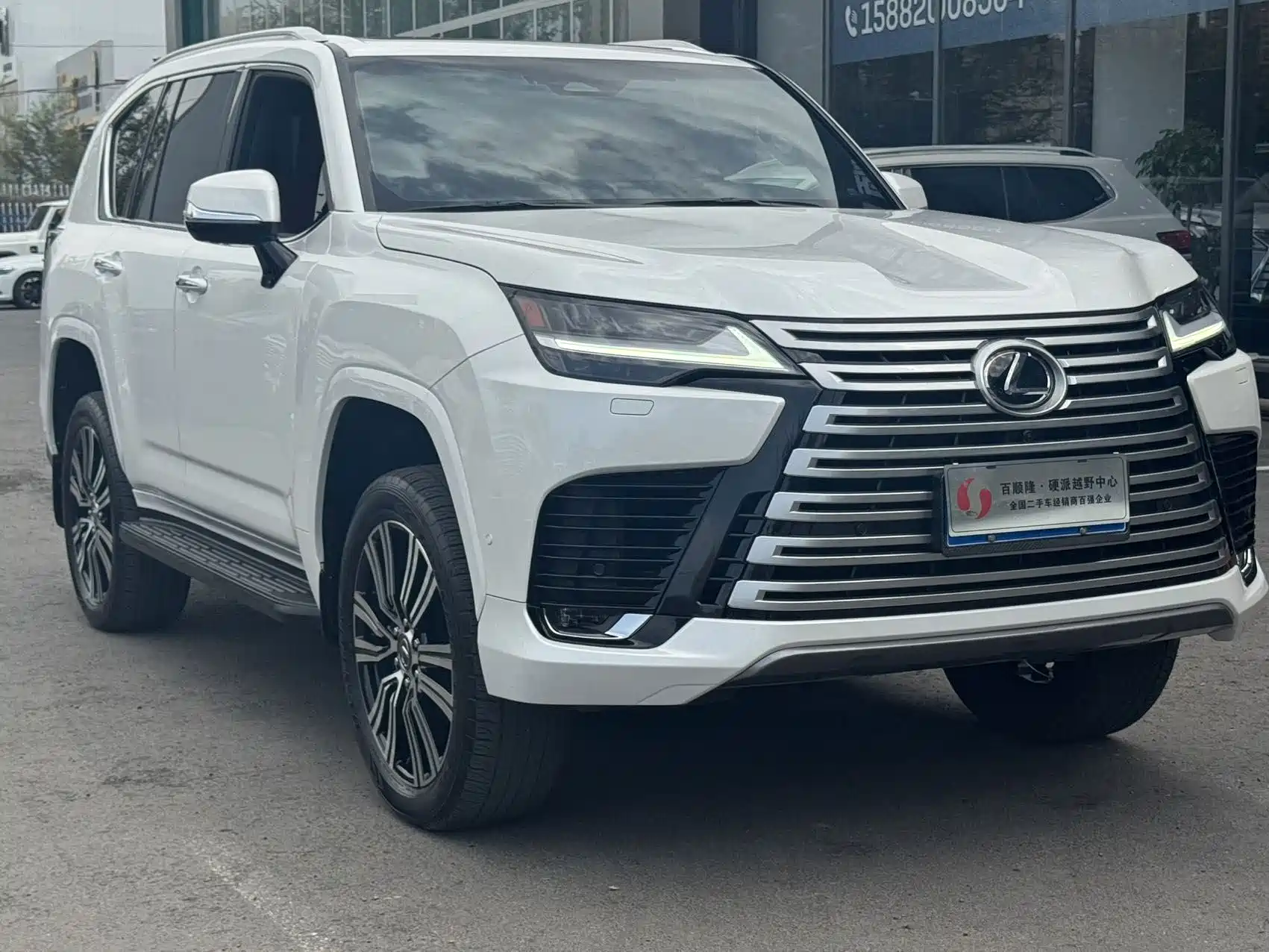 Фото 1 - Lexus LX