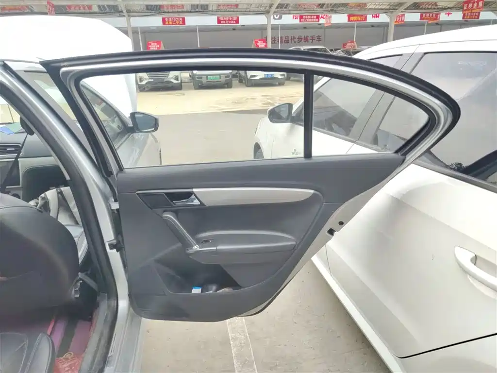 Volkswagen Lavida 2013 Facelift Classic 1.6L Automatic Comfort фото 20