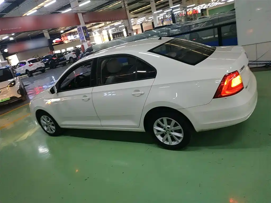 Škoda Rapid 2016 1.6L Automatic Pioneer Edition фото 21