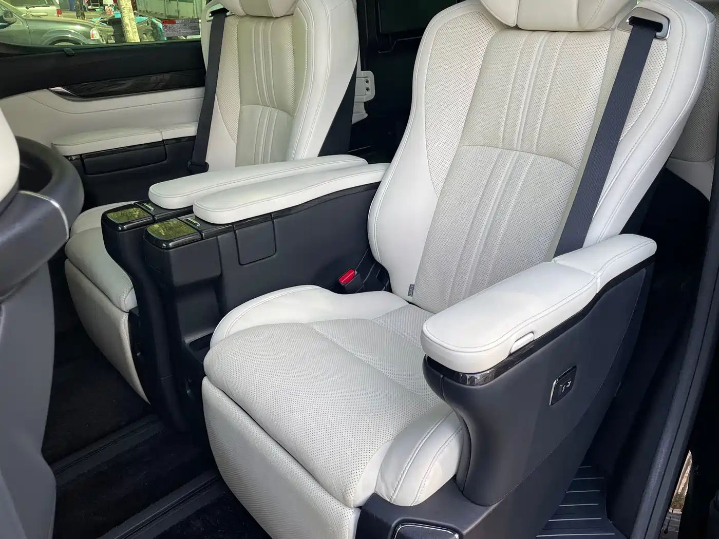 Lexus LM 2020 300h Seven-Seater Elegance Edition фото 9