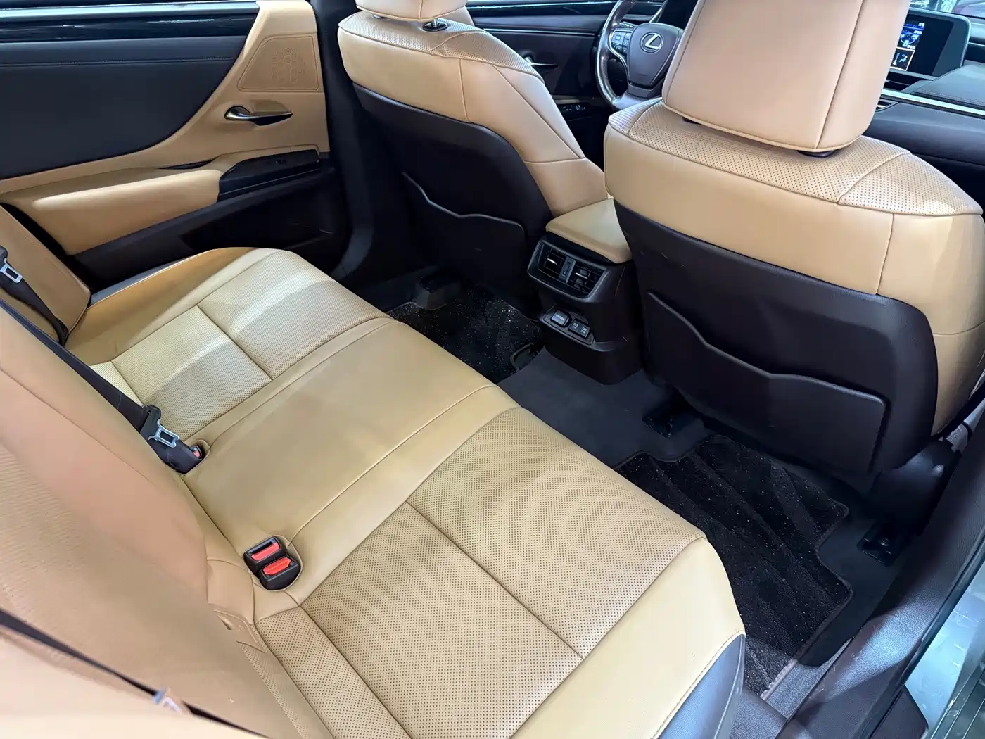 Фото 24 - Lexus ES