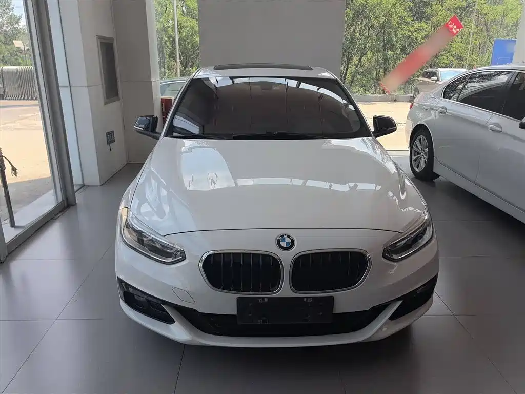 BMW 1 Series 2018 118i Sport Edition фото 3