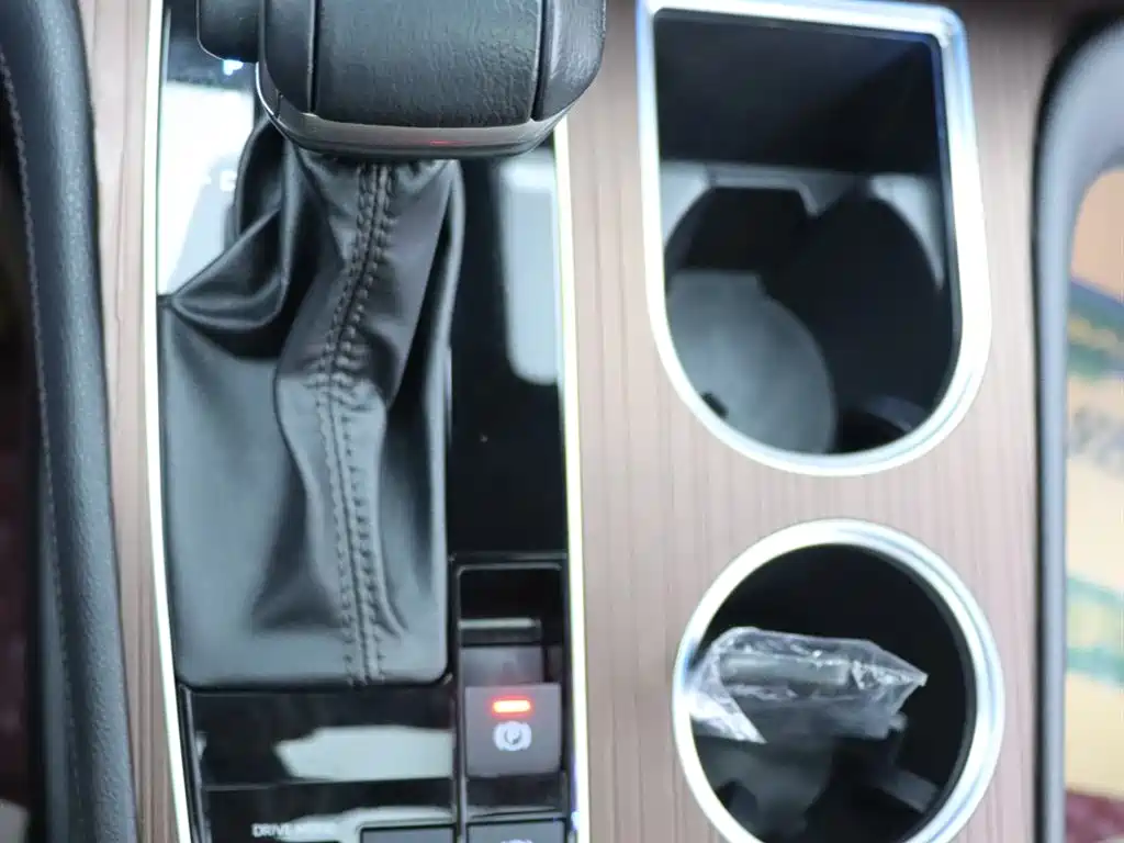 Toyota Granvia 2022 2.5L Hybrid Premium Edition фото 10