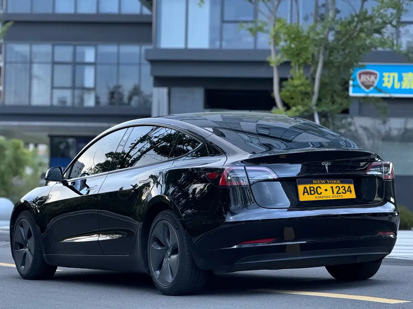TESLA MODEL 3