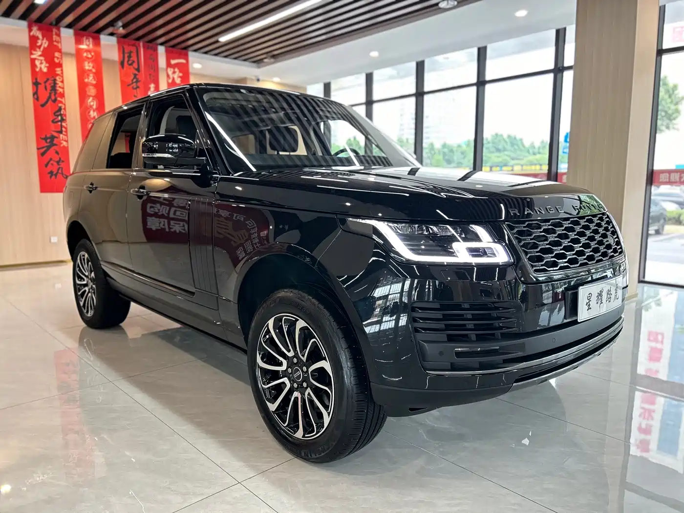 Land Rover Range Rover 2019 3.0 SC V6 Golden Age Edition фото 3