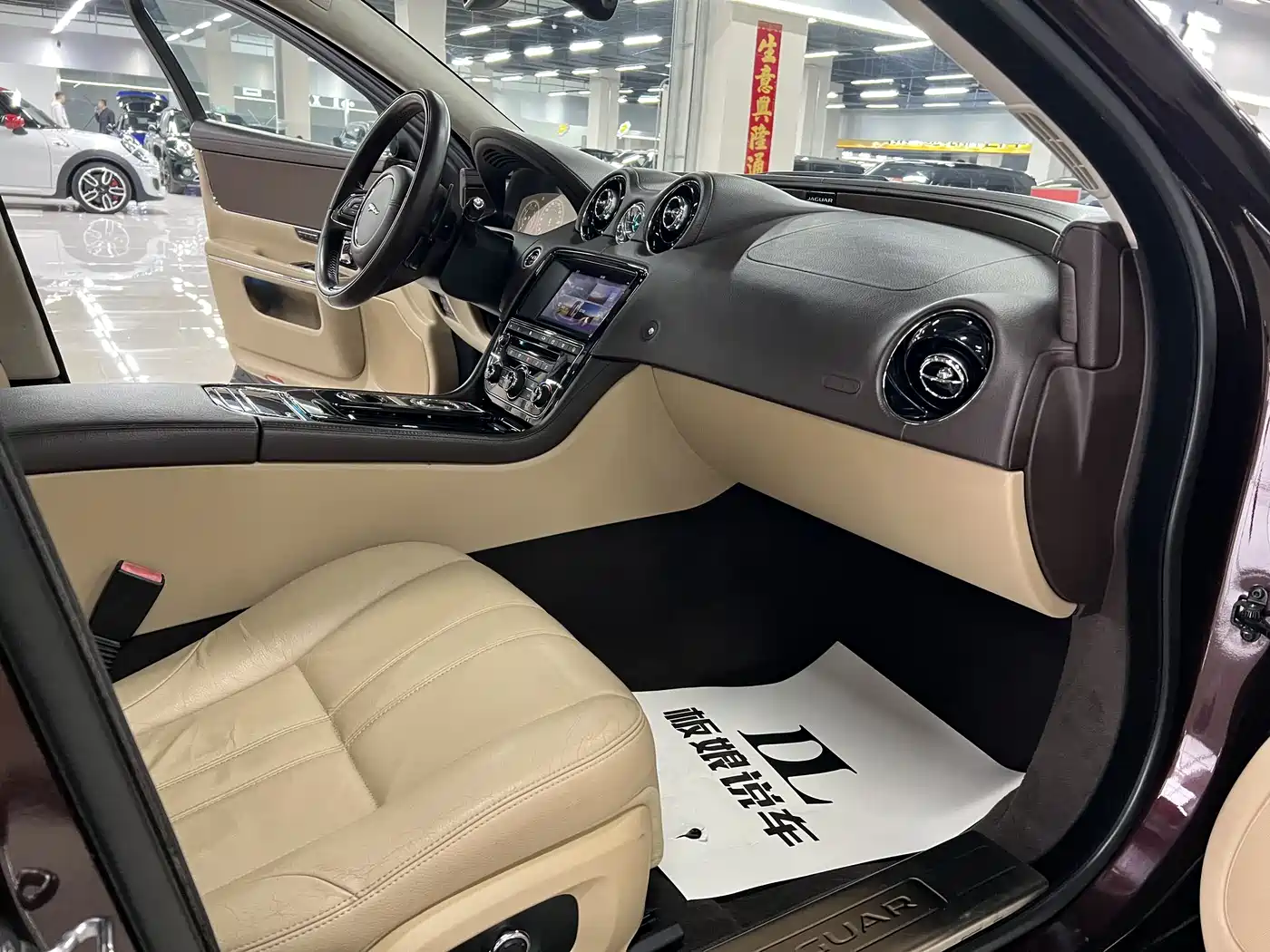 JAGUAR XJ