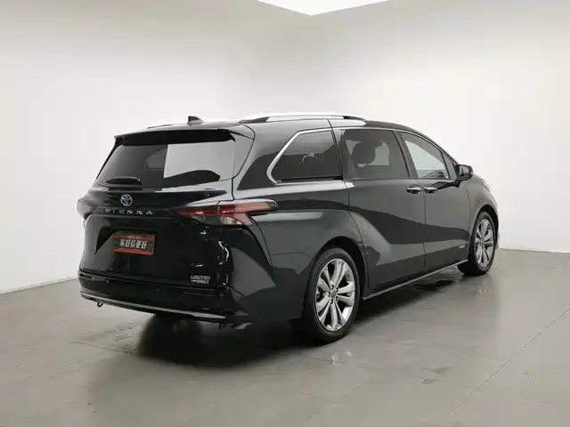 Toyota Sienna 2023 2.5L Hybrid Premium Edition — фото 2