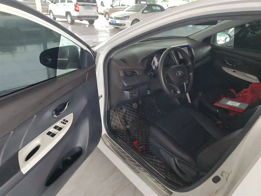 Toyota YARiS L Zhi Xuan 2015 1.5G Manual Sunroof Special Edition фото 13
