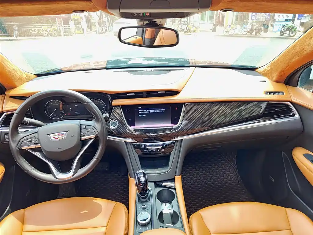 CADILLAC XT6