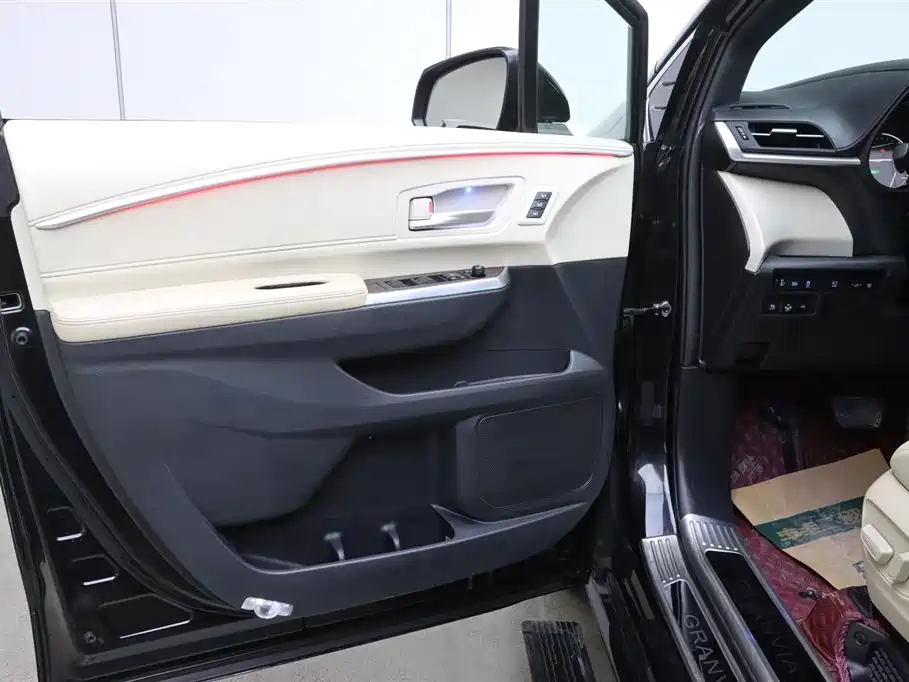 Toyota Granvia 2022 2.5L Hybrid Premium Edition фото 11