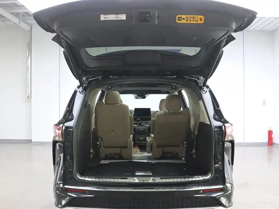 Toyota Granvia 2022 2.5L Hybrid Premium Edition фото 28