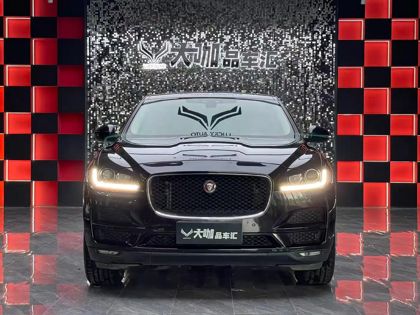 Фото 2 - Jaguar F-PACE