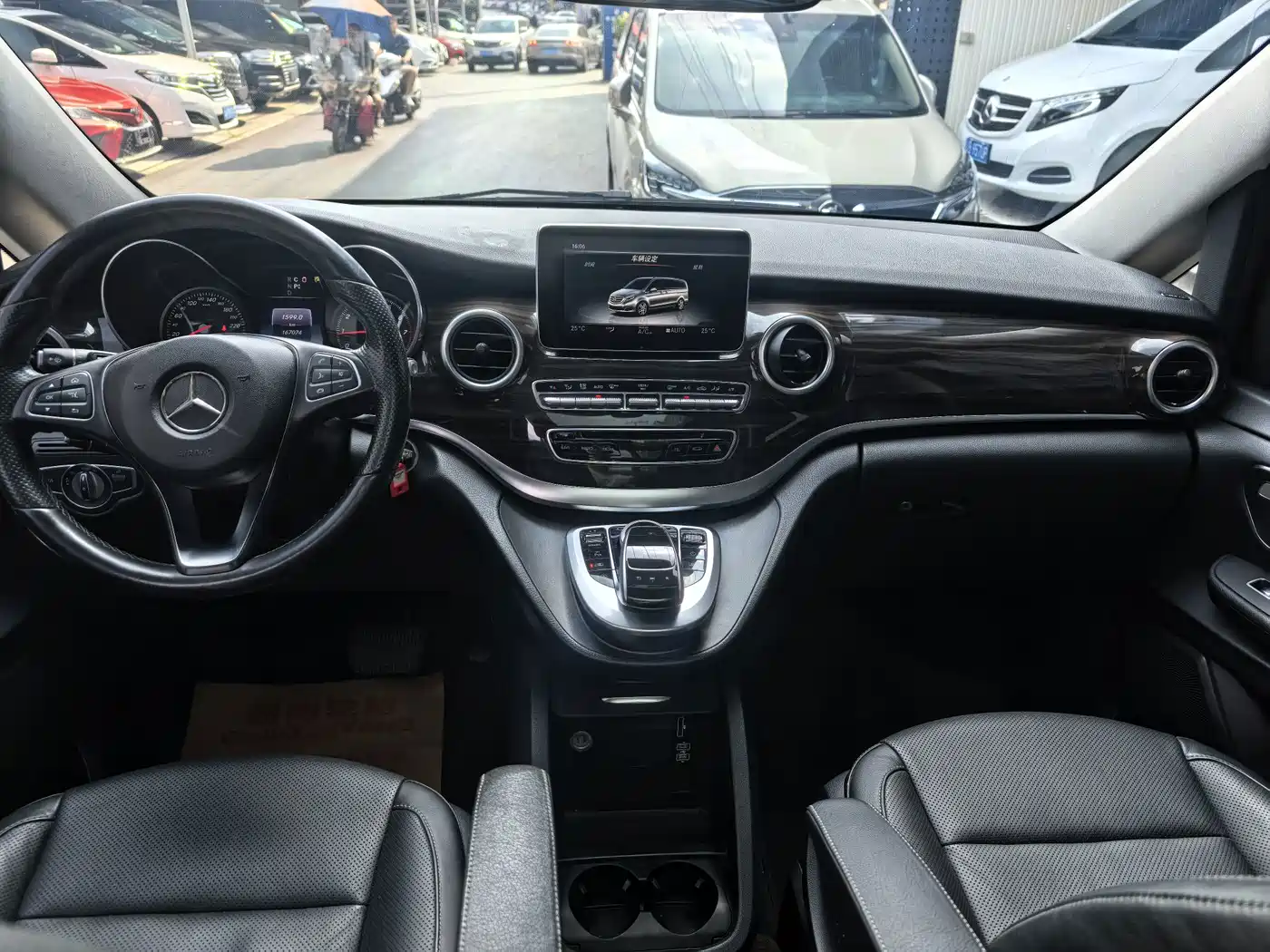 Photo 7 - Mercedes-Benz V-Class