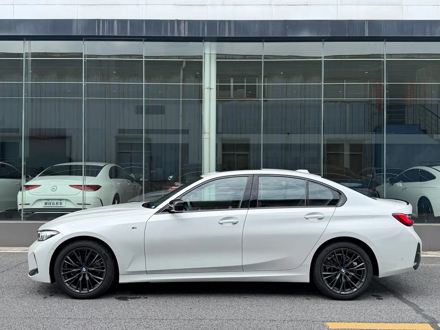 BMW 3 Series 2024 325i M Sport Shadowline Package фото 13