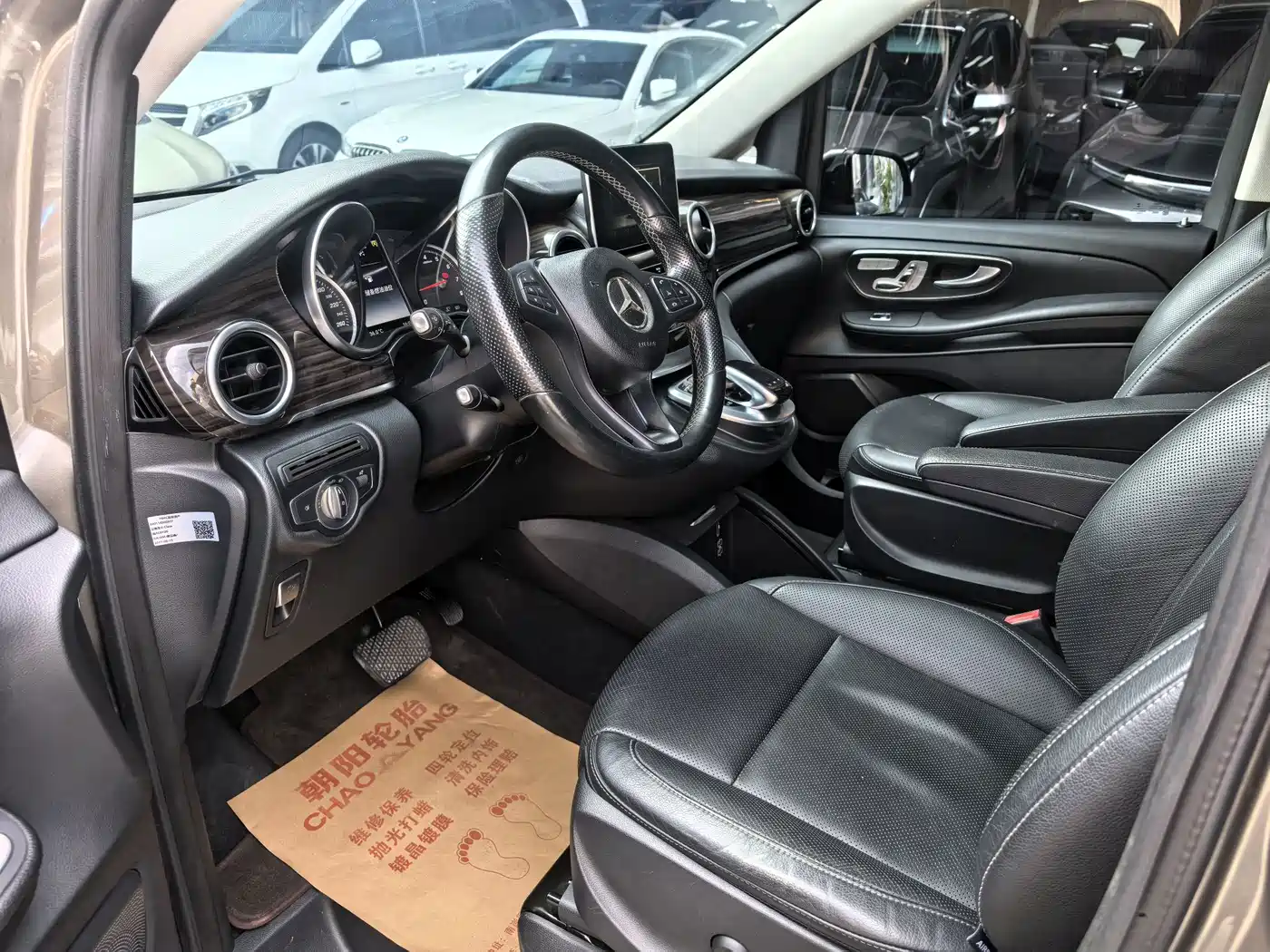 Photo 4 - Mercedes-Benz V-Class