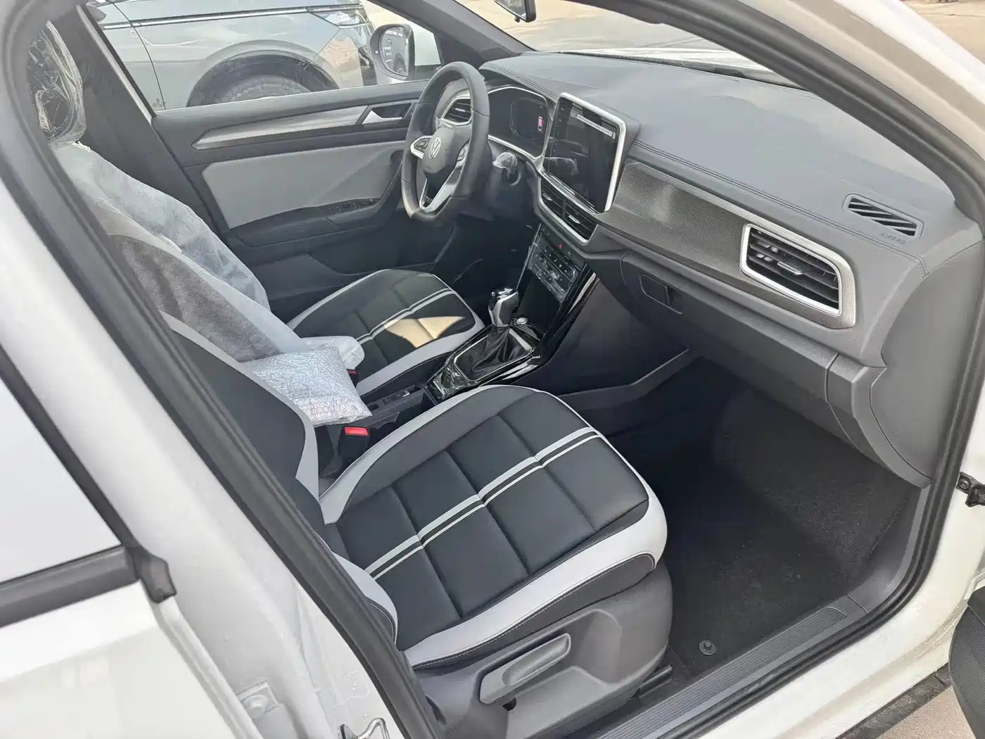 Volkswagen T-ROC 2026 2025 300TSI DSG 2WD Dawn Edition