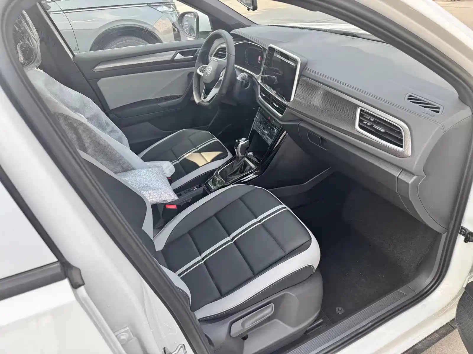 Photo 7 - Volkswagen T-ROC