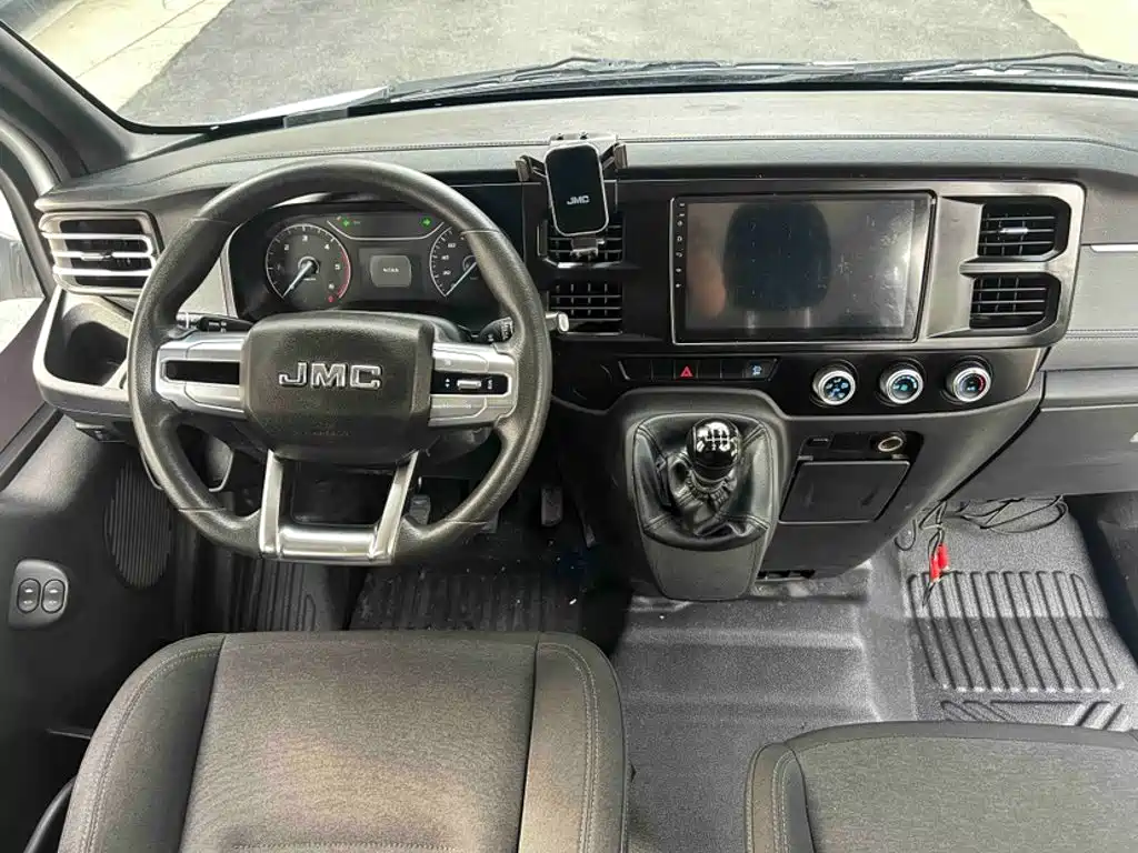 Jiangling JMC Fushun 2025 2025 Model 2.0T 6MT Diesel Medium Wheelbase Medium Roof Commercial MPV 7 Seats